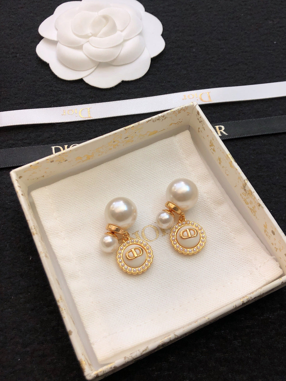 Dior Pearls 18K Gold Earrings product image 6, provided for visual reference and product detail review