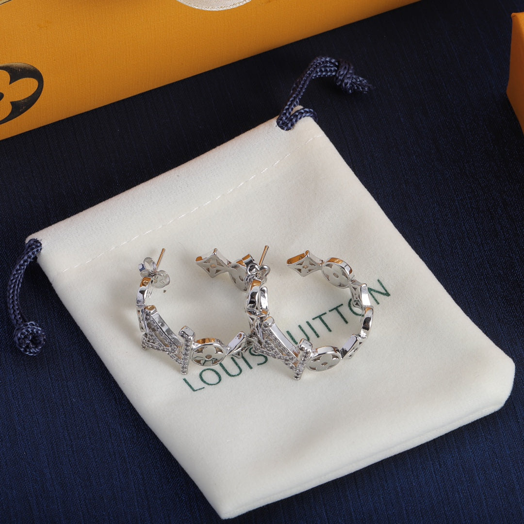 Louis Vuitton Script Diamonds 18K Gold Earrings product image 5, provided for visual reference and product detail review