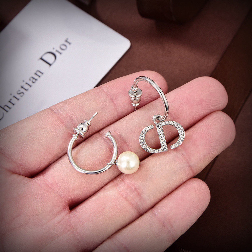 Dior Petit Pearl 18K Gold Earrings product image 2, provided for visual reference and product detail review