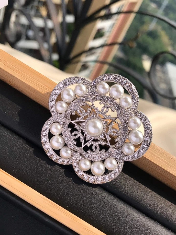 Chanel Camellia Pearls 18K Gold Brooch product image 4, provided for visual reference and product detail review