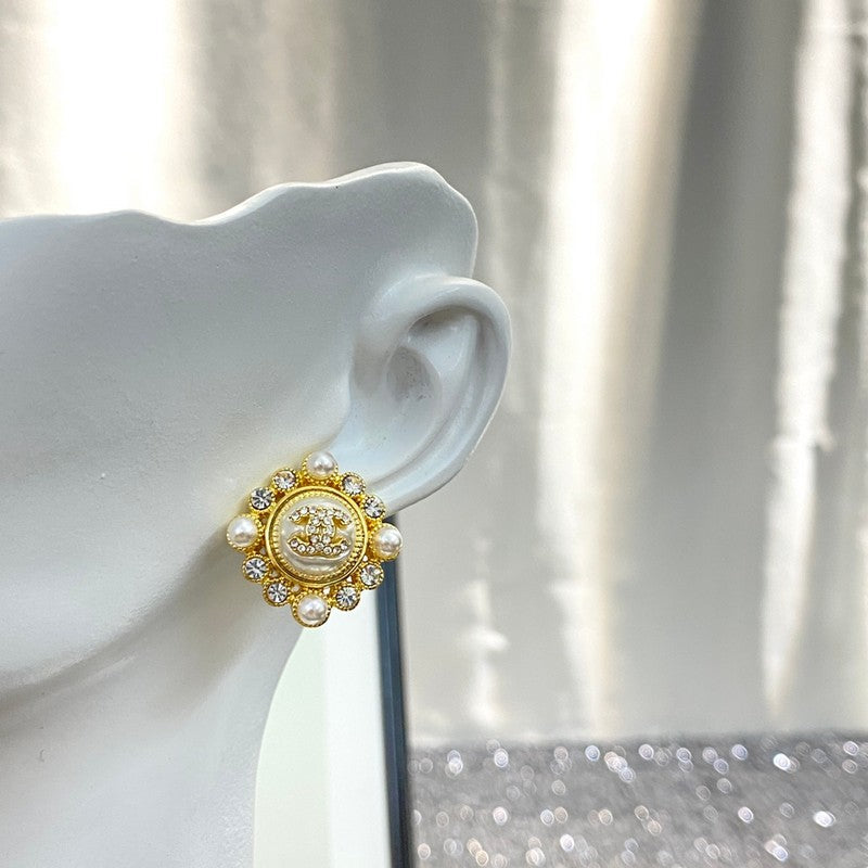 Chanel Pearls 18K Gold Earrings product image 2, provided for visual reference and product detail review