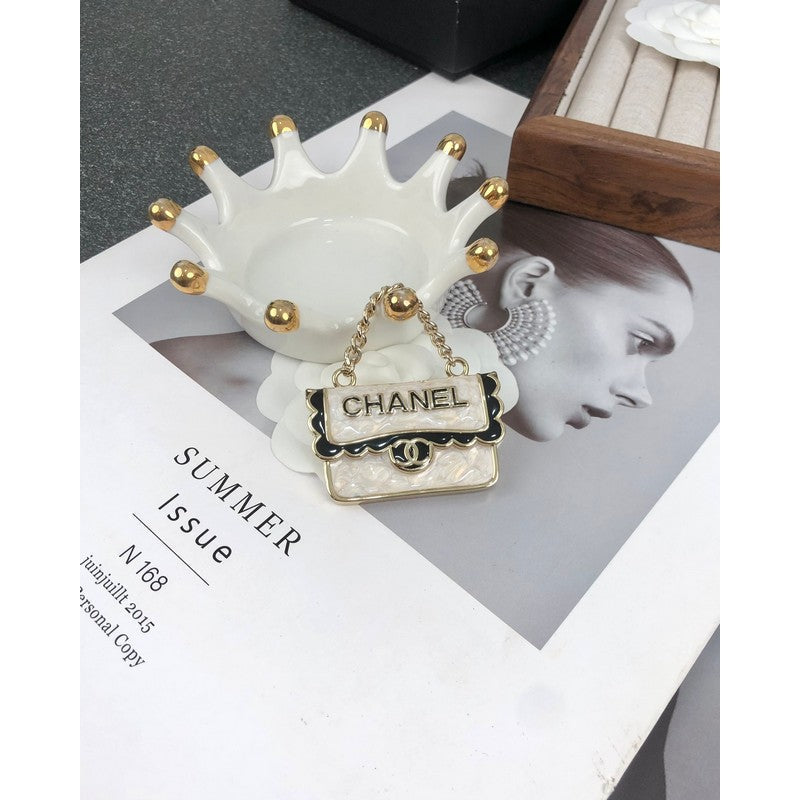 Chanel White Bag 18K Gold Brooch product image 5, provided for visual reference and product detail review