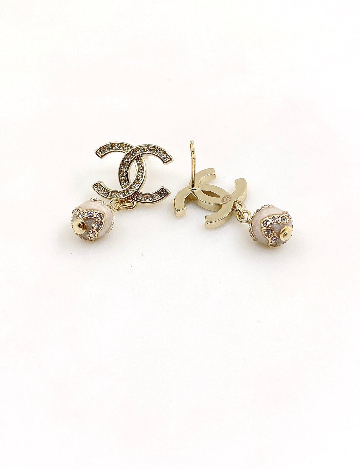 Chanel Pearl Pendant 18K Gold Earrings product image 6, provided for visual reference and product detail review