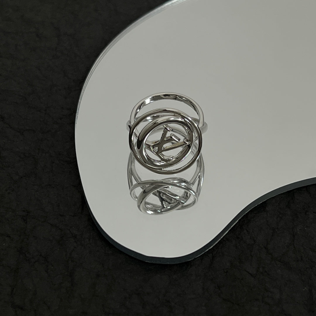 Louis Vuitton Stellar 18K Gold Ring product image 7, provided for visual reference and product detail review