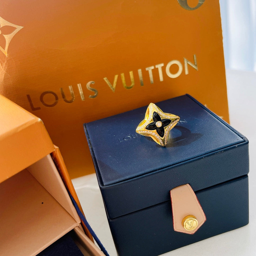 Louis Vuitton Ever Blossom 18K Gold Ring product image 10, provided for visual reference and product detail review