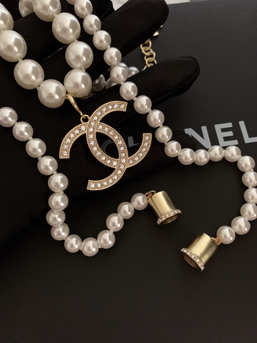 Chanel Pearls Long 18K Gold Necklace product image 5, provided for visual reference and product detail review
