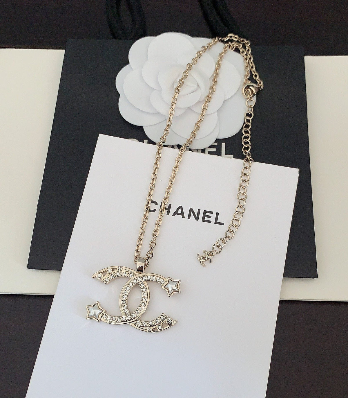 Chanel Star Choker 18K Gold Necklace product image 4, provided for visual reference and product detail review