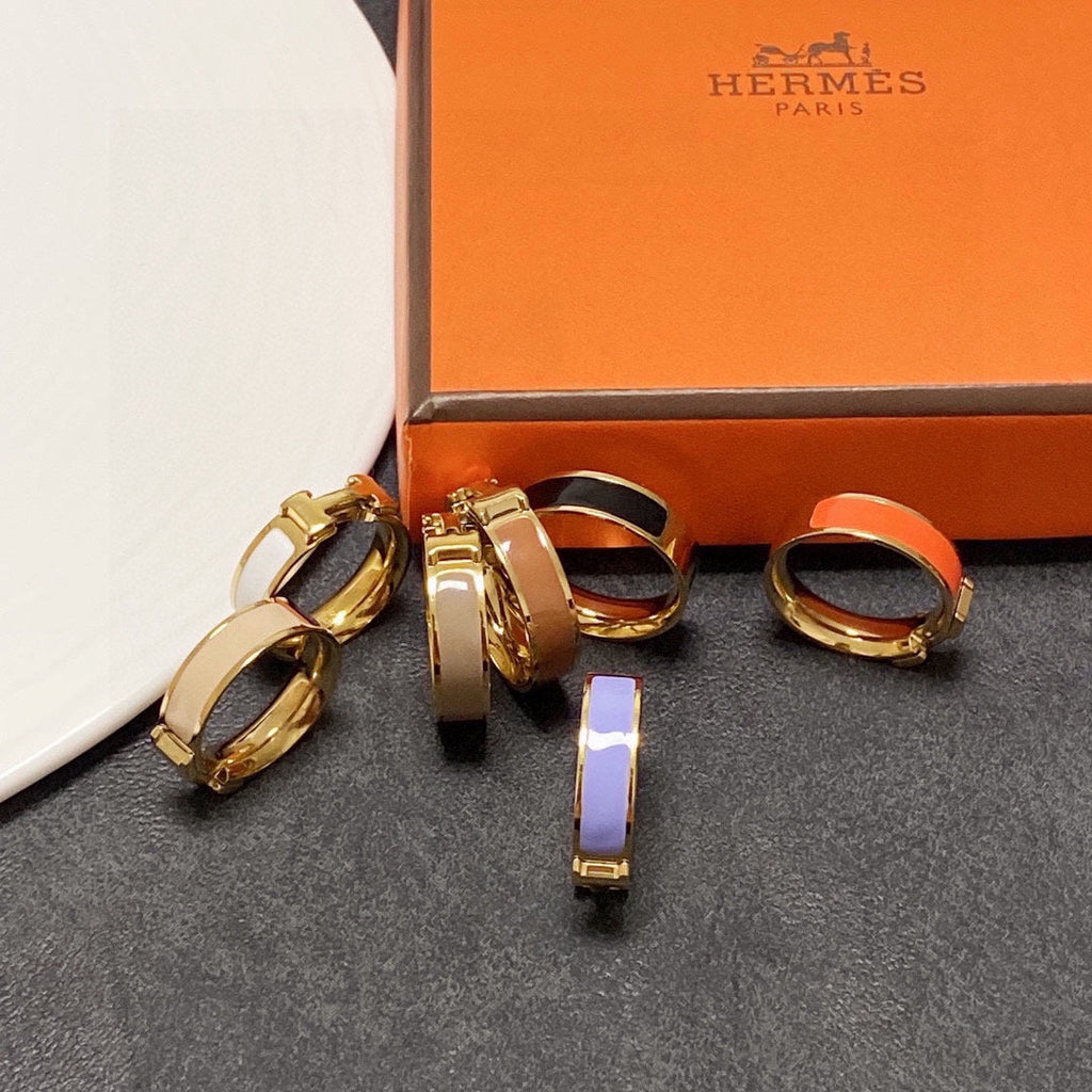 Hermes Vintage Clic 18K Gold Ring product image 13, provided for visual reference and product detail review