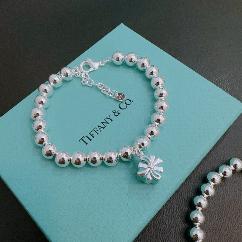 Tiffany Return to Blue Gift Box 18K Gold Bracelet product image 1, provided for visual reference and product detail review