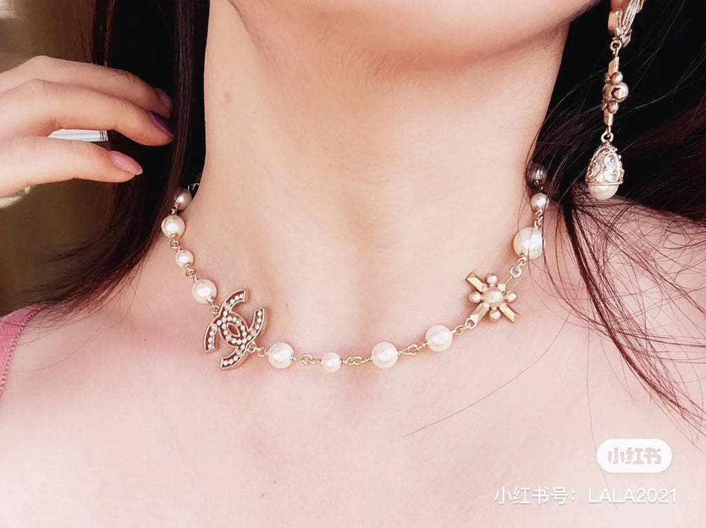 Chanel Flower Pearls 18K Gold Necklace product image 5, provided for visual reference and product detail review