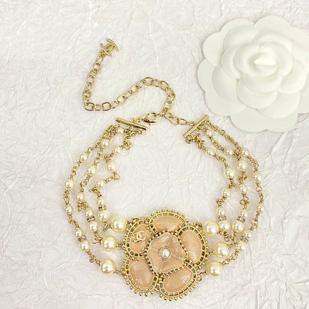 Chanel Camellia Choker 18K Gold Necklace product image 1, provided for visual reference and product detail review