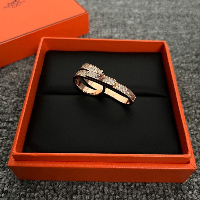 Hermes Kelly Gavroche Double 18K Gold Ring product image 6, provided for visual reference and product detail review