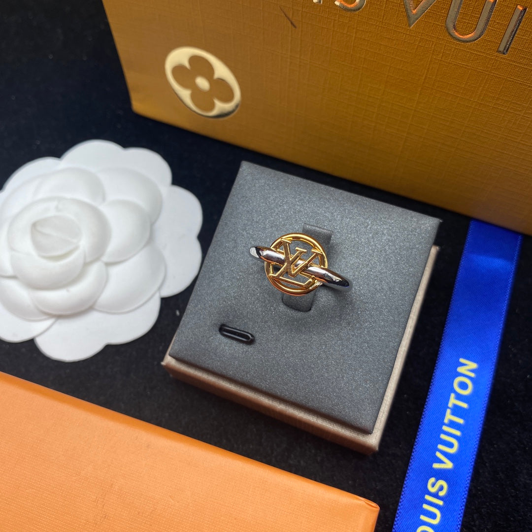 Louis Vuitton Vintage 18K Gold Ring product image 8, provided for visual reference and product detail review