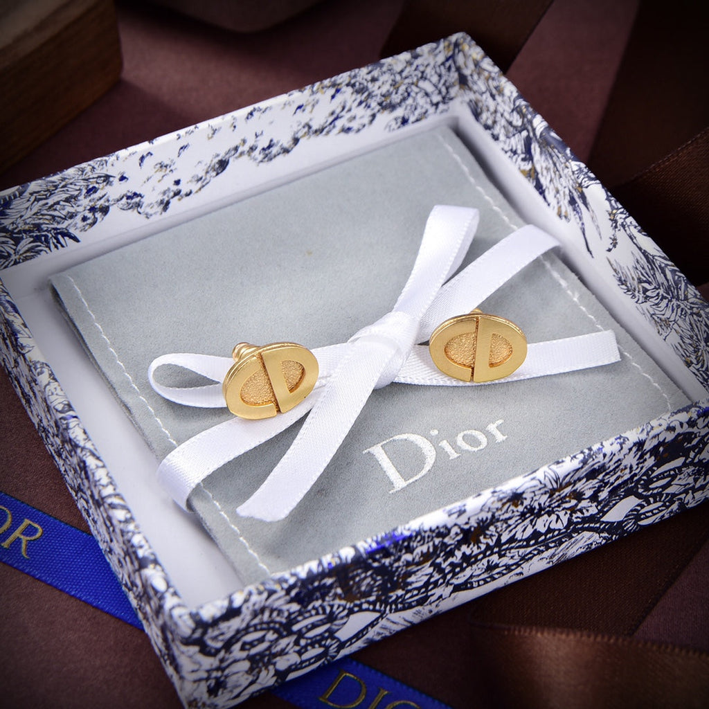 Dior Forever 18K Gold Earrings product image 4, provided for visual reference and product detail review