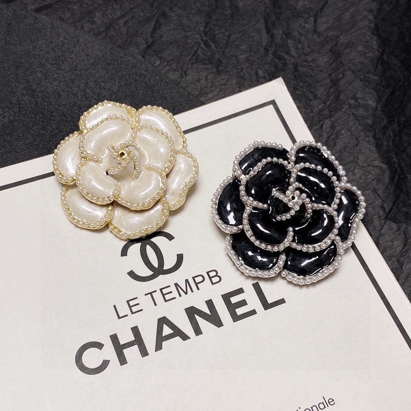 Chanel Camellia Black & White 18K Gold Brooch product image 1, provided for visual reference and product detail review