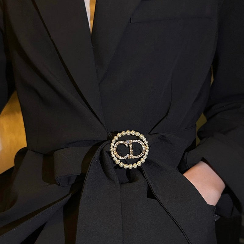 Dior Pearls 18K Gold Brooch product image 6, provided for visual reference and product detail review