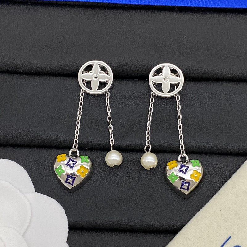 Louis Vuitton Diamond Pearl Drop 18K Gold Earrings product image 5, provided for visual reference and product detail review