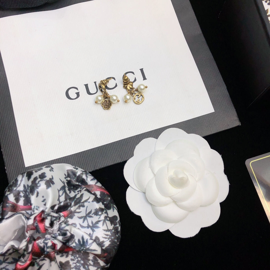 Gucci Double Flower & Pearl Pendant 18K Gold Earrings product image 4, provided for visual reference and product detail