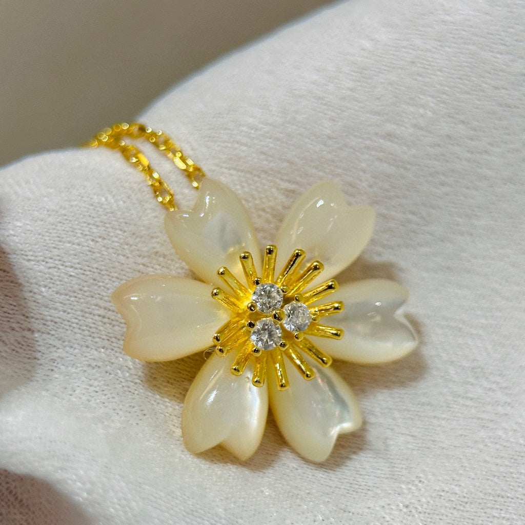 Rose de No?l 18K Gold Necklace product image 6, provided for visual reference and product detail review