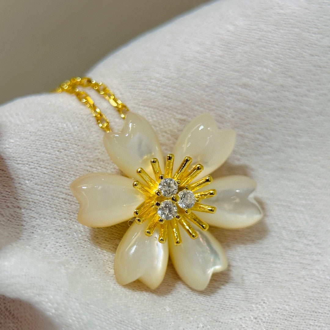 Rose de No?l 18K Gold Necklace product image 6, provided for visual reference and product detail review