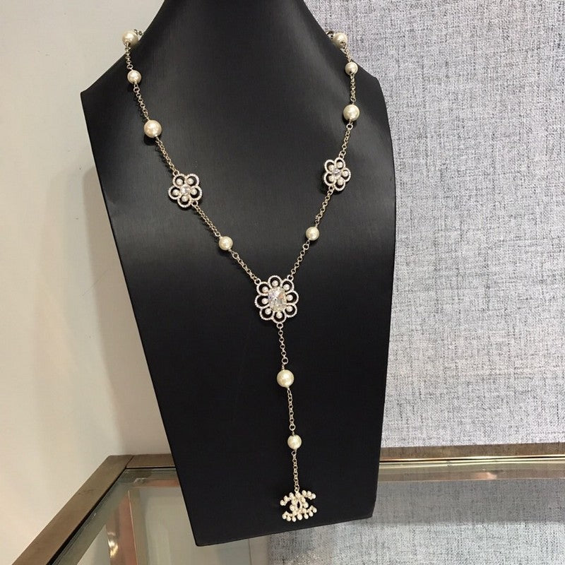 Chanel Flowers Pearl Long 18K Gold Necklace product image 6, provided for visual reference and product detail review