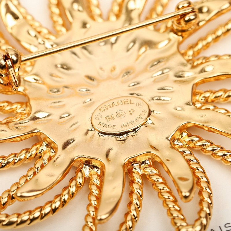 Chanel Sunflower 18K Gold Brooch product image 8, provided for visual reference and product detail review