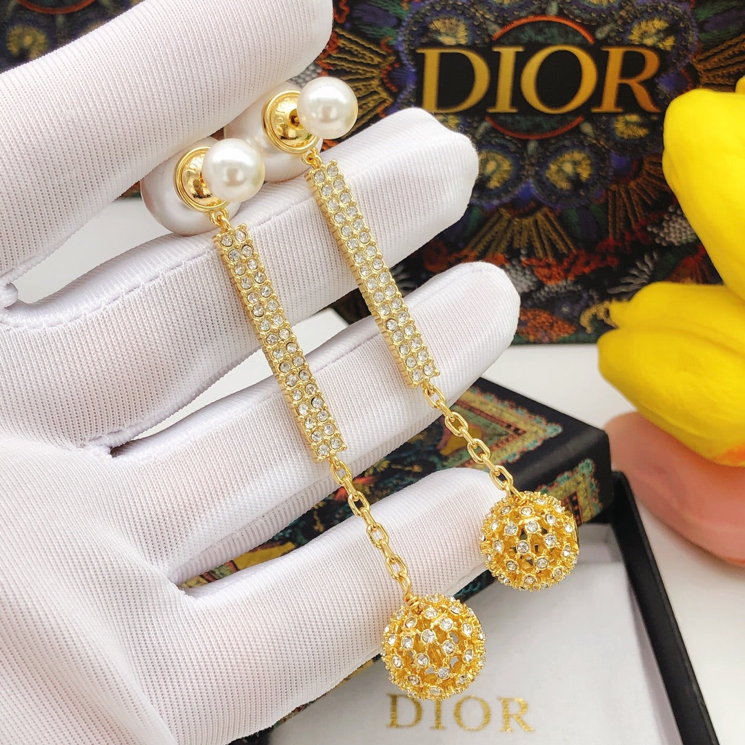 Dior Tassel Diamonds 18K Gold Earrings product image 5, provided for visual reference and product detail review