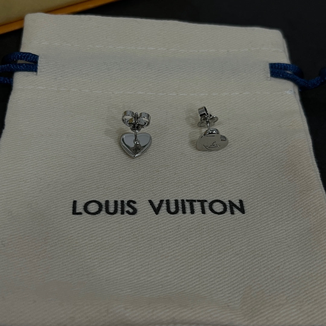 Louis Vuitton Heart 18K Gold Earrings product image 4, provided for visual reference and product detail review