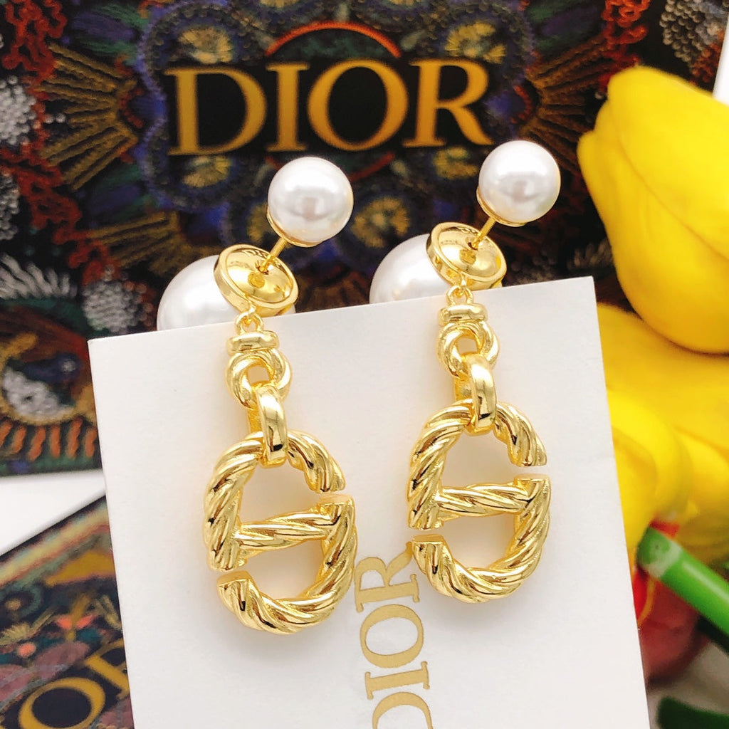 Dior 30 Montaigne Pearls 18K Gold Earrings product image 5, provided for visual reference and product detail review