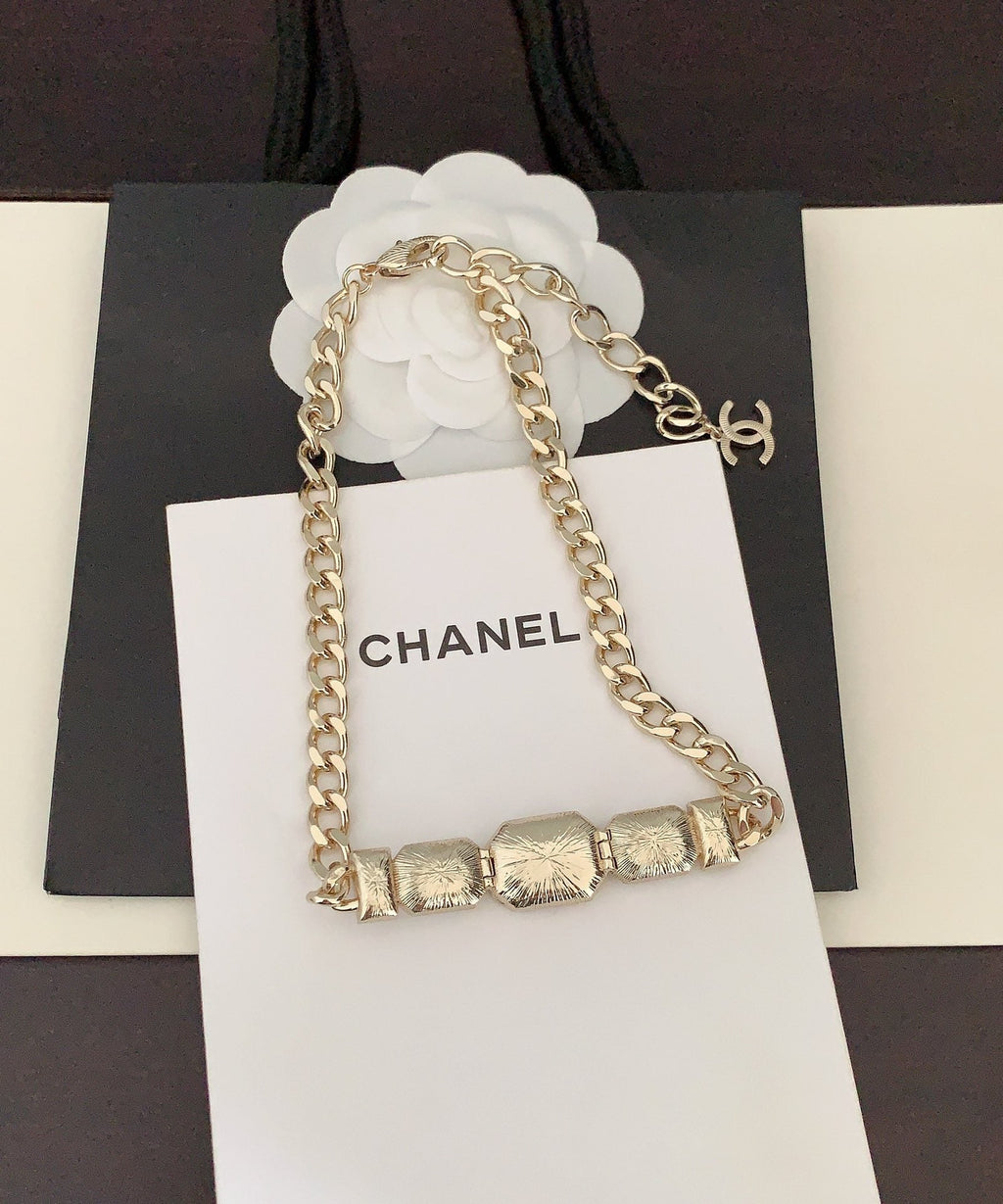 Chanel Pearls Crystals Vintage 18K Gold Necklace product image 5, provided for visual reference and product detail review