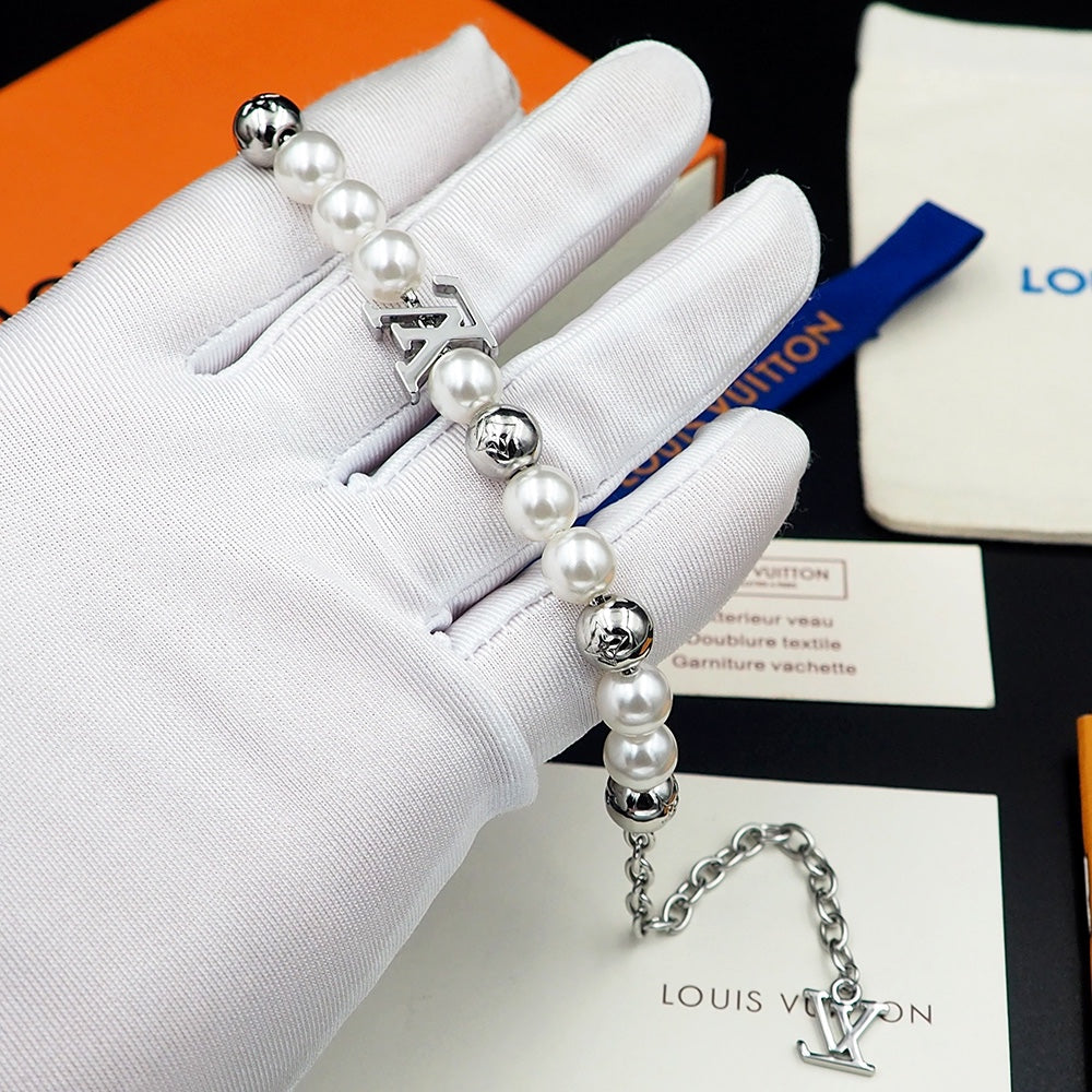 Louis Vuitton Monogram White Pearls 18K Gold Bracelet product image 7, provided for visual reference and product detail