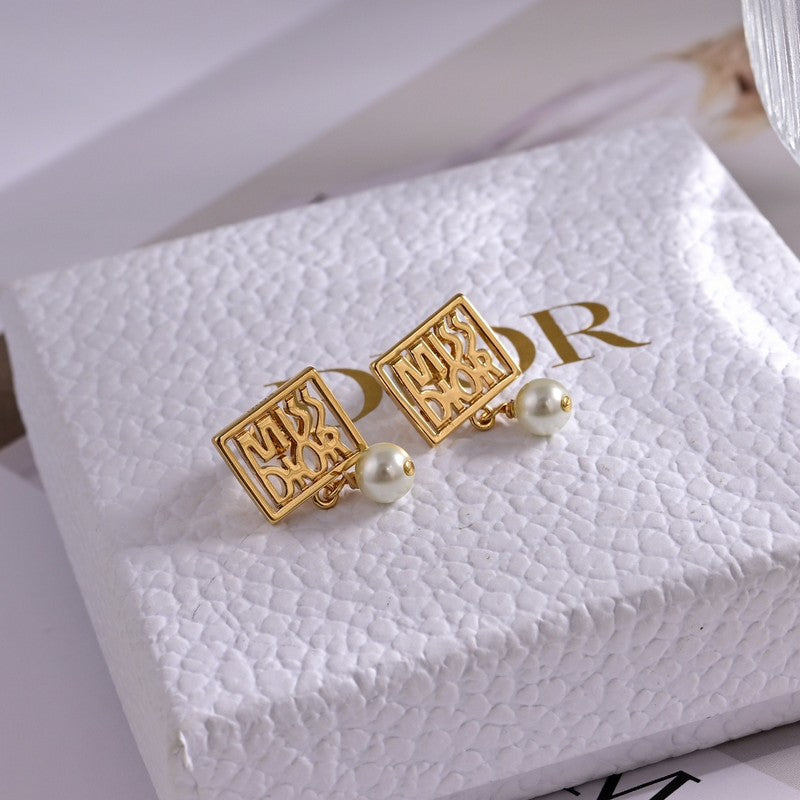 Dior Tribales Miss 18K Gold Earrings product image 5, provided for visual reference and product detail review