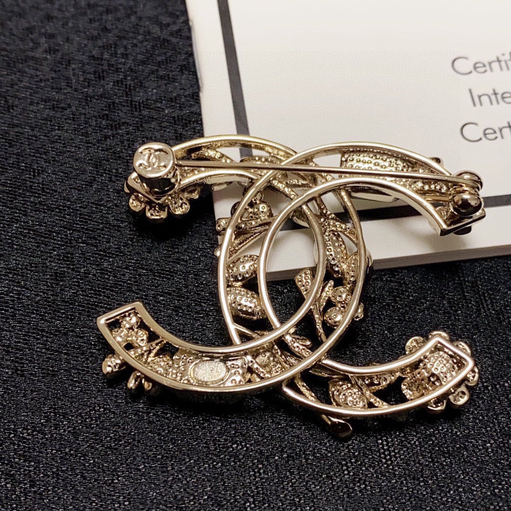 Chanel Crystal Flower 18K Gold Brooch product image 4, provided for visual reference and product detail review