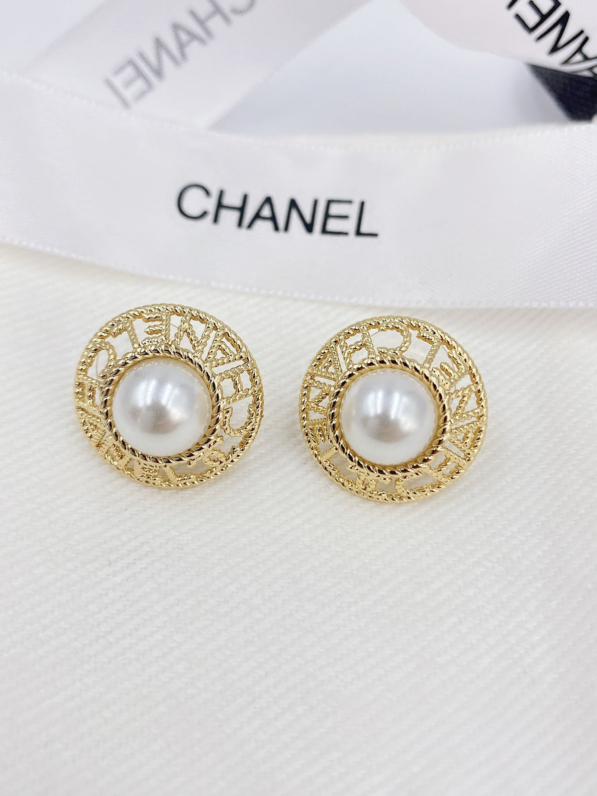 Chanel Pearl Round 18K Gold Earrings product image 5, provided for visual reference and product detail review