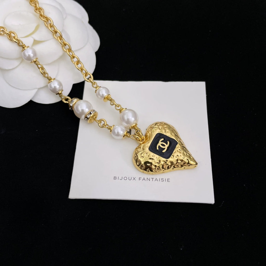 Chanel Pearls Chain 18K Gold Necklace product image 8, provided for visual reference and product detail review