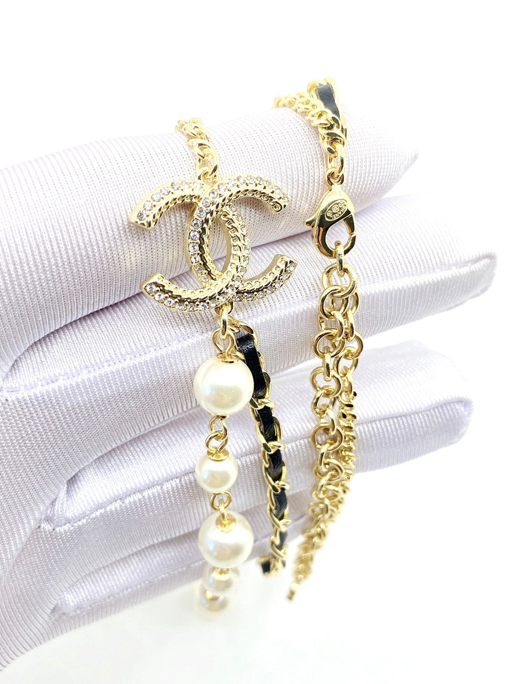 Chanel Pearls & Leather 18K Gold Necklace product image 5, provided for visual reference and product detail review