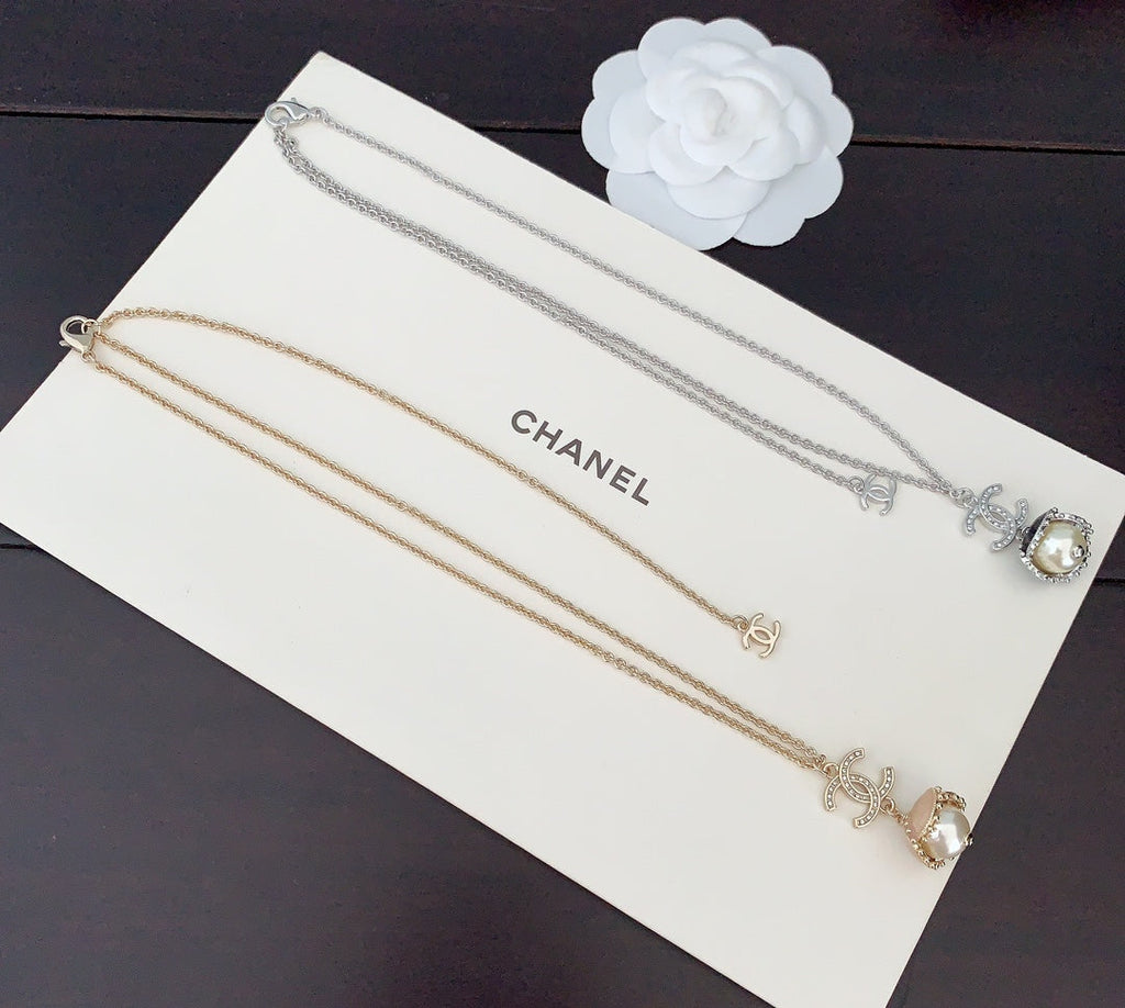 Chanel Pearls Flower 18K Gold Necklace product image 3, provided for visual reference and product detail review