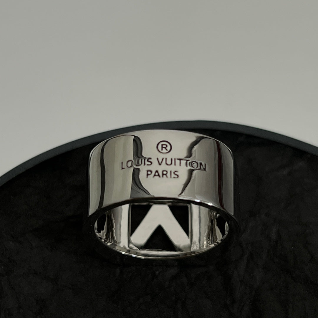 Louis Vuitton Vintage 18K Gold Ring product image 5, provided for visual reference and product detail review