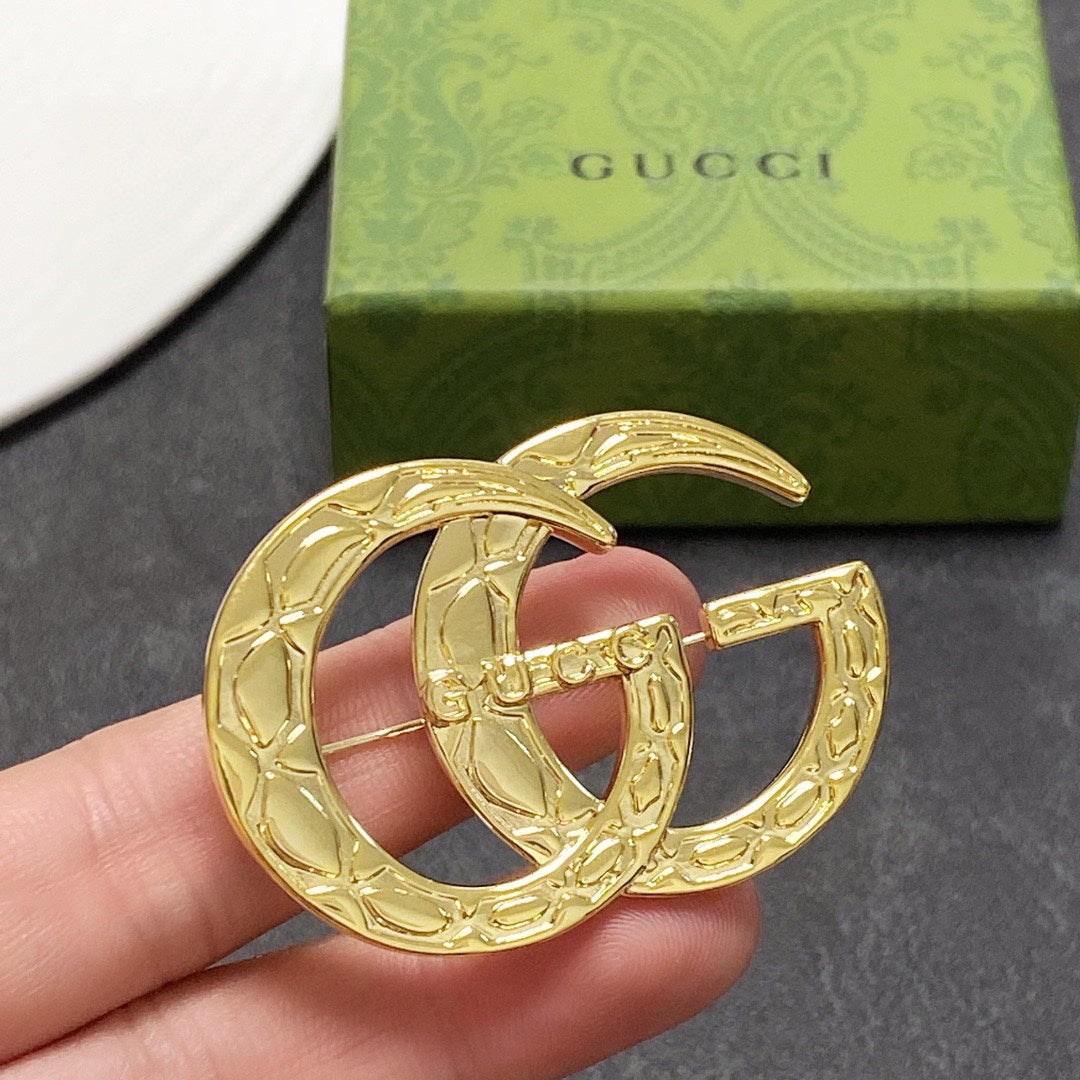 Gucci Double 18K Gold Brooch product image 5, provided for visual reference and product detail review