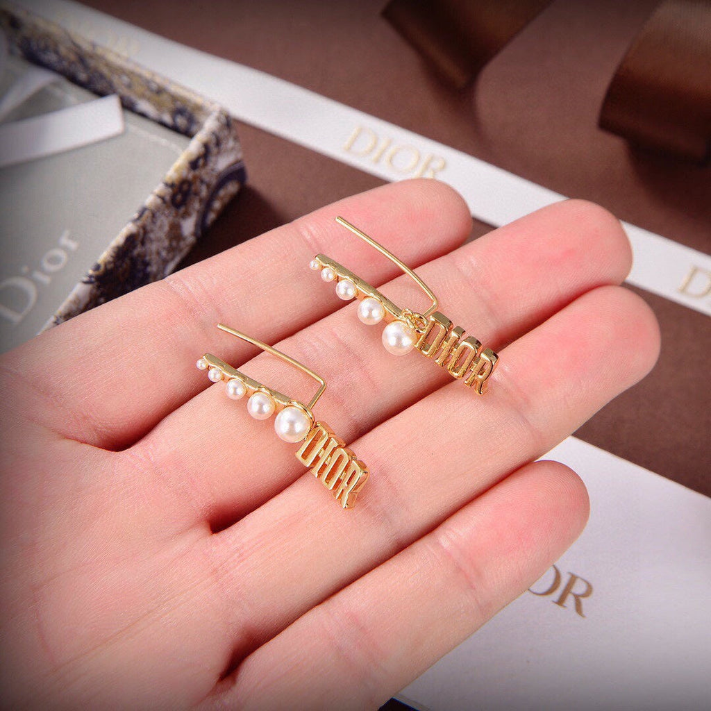 Dior Revolution Resin Pearls 18K Gold Earrings product image 5, provided for visual reference and product detail review