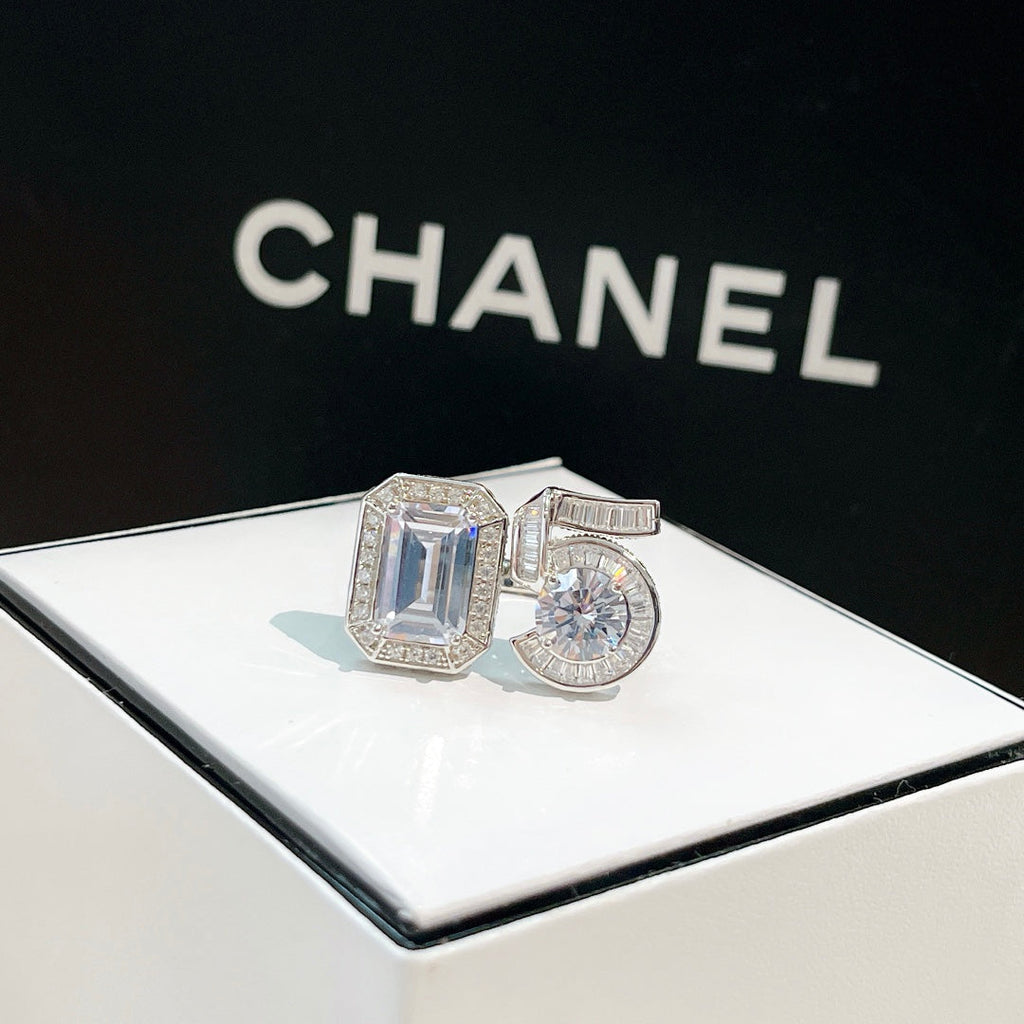 Chanel No.5 Diamonds 18K Gold Ring product image 6, provided for visual reference and product detail review