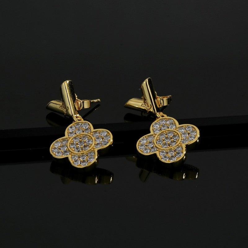 Louis Vuitton Diamond Flower 18K Gold Earrings product image 6, provided for visual reference and product detail review