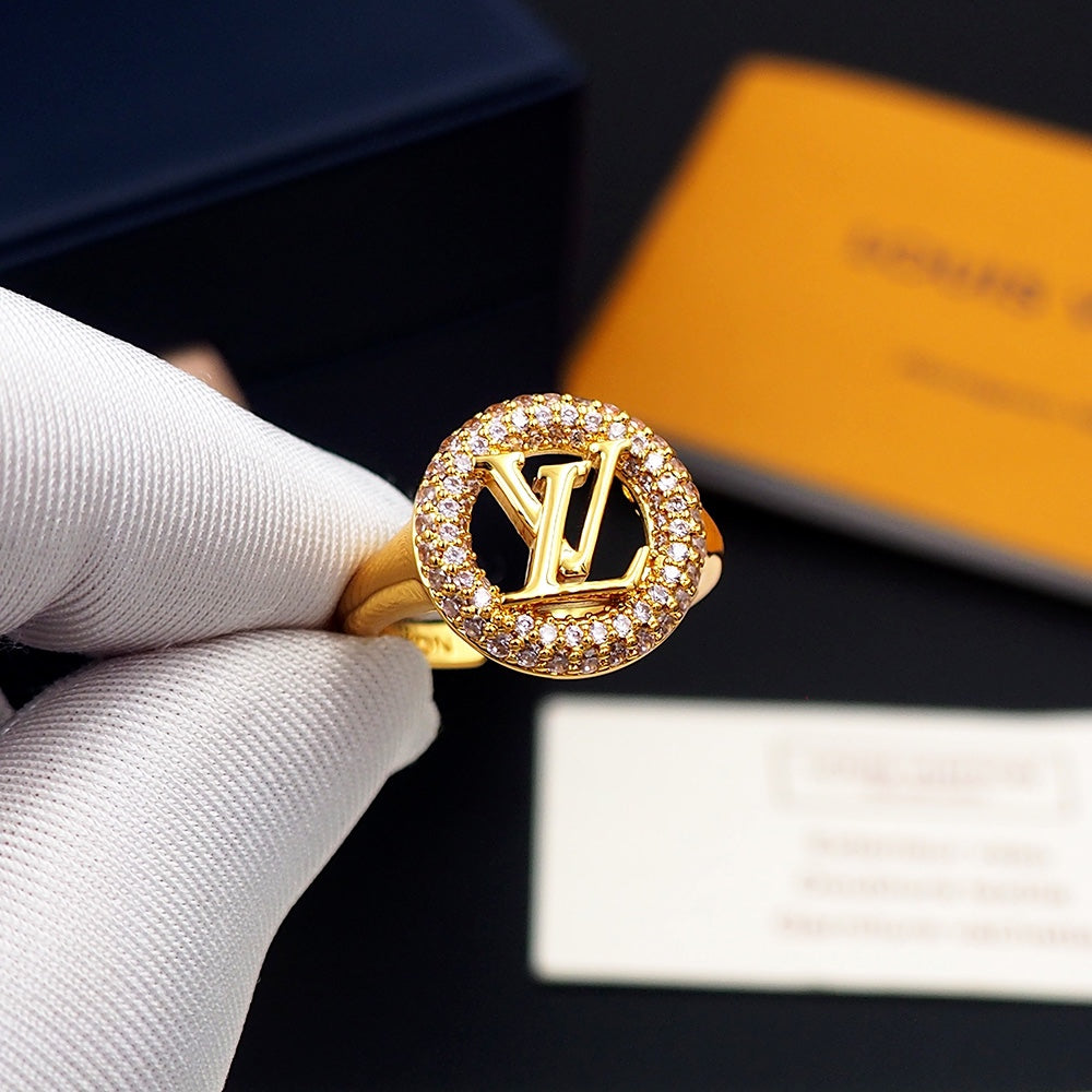 Louis Vuitton Louise Tresor 18K Gold Ring product image 3, provided for visual reference and product detail review