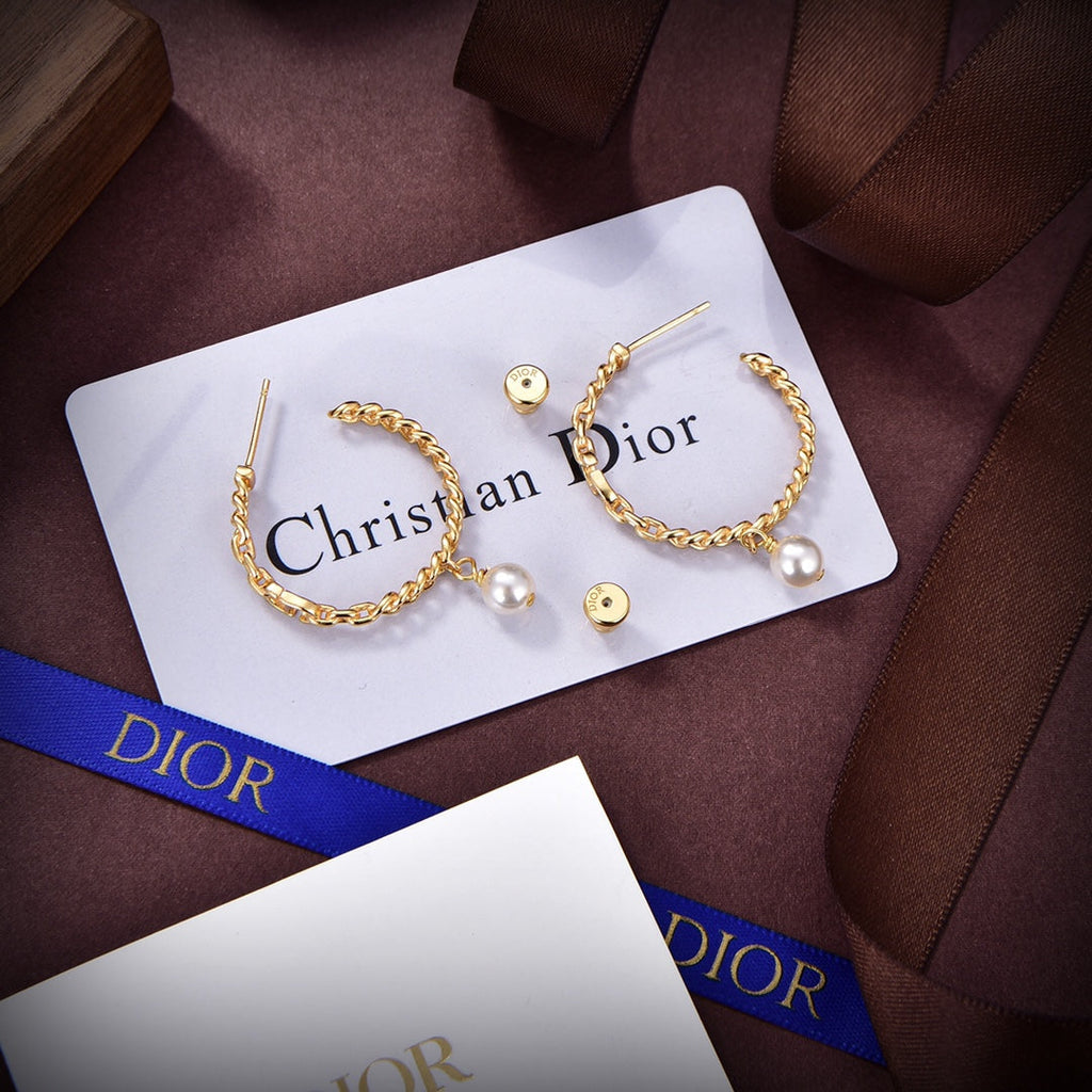 Dior 30 Montaigne 18K Gold Earrings product image 5, provided for visual reference and product detail review