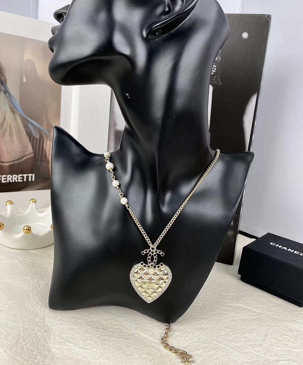 Chanel Heart 18K Gold Necklace product image 5, provided for visual reference and product detail review