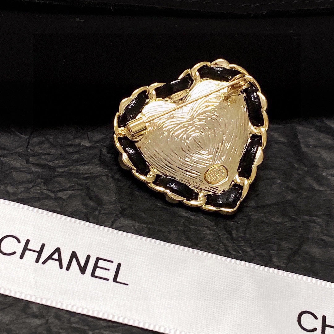 Chanel Red Crystal Heart 18K Gold Brooch product image 5, provided for visual reference and product detail review