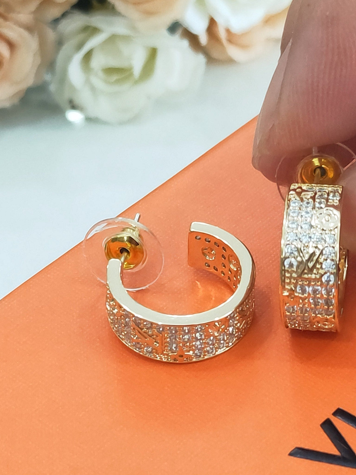Louis Vuitton Circle 18K Gold Earrings product image 6, provided for visual reference and product detail review