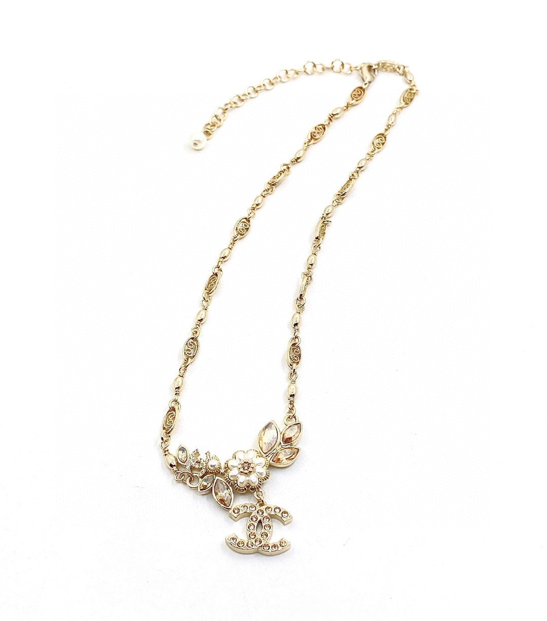Chanel Flower Diamond 18K Gold Necklace product image 5, provided for visual reference and product detail review