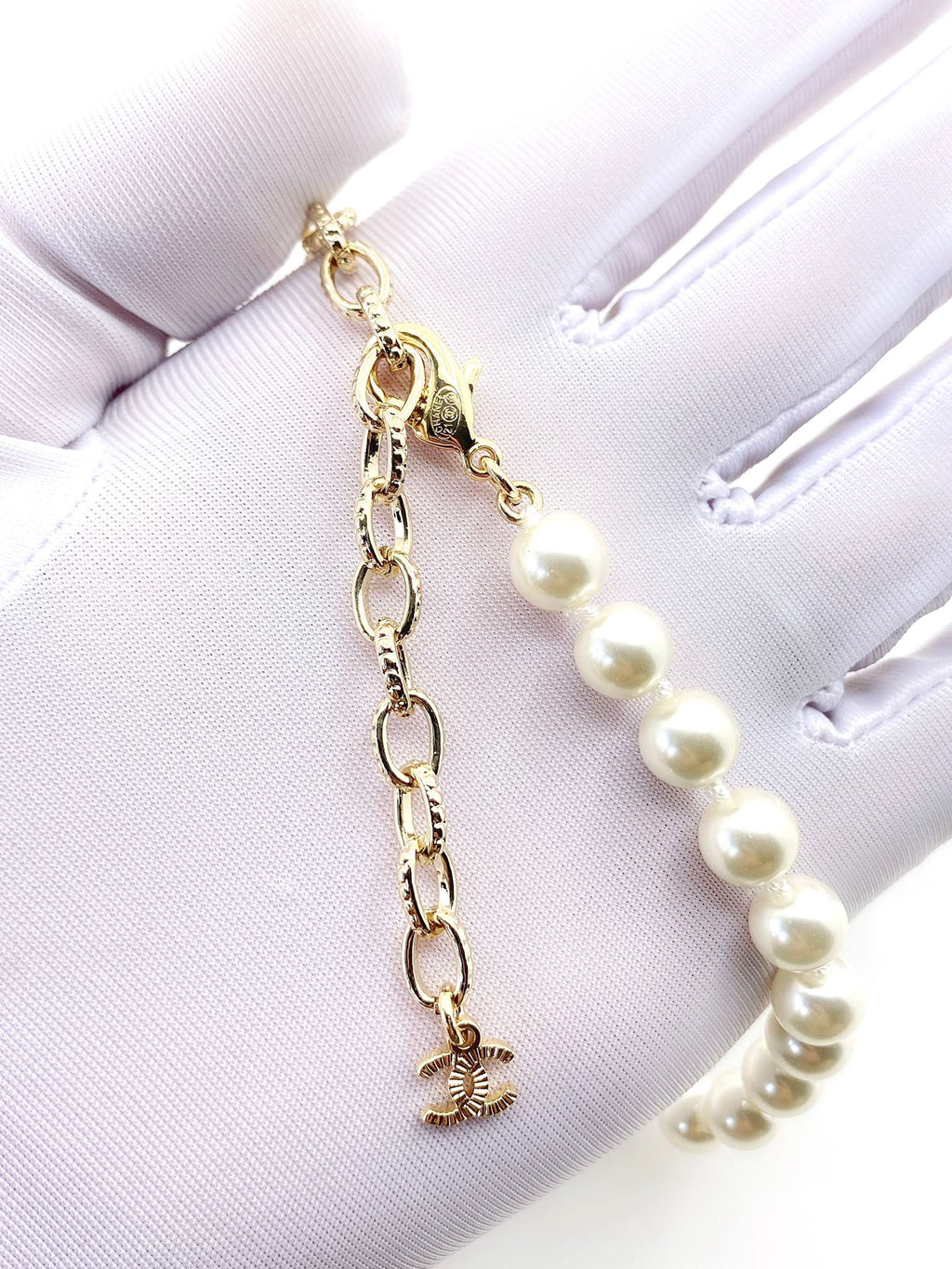 Chanel Pearls Choker 18K Gold Necklace product image 5, provided for visual reference and product detail review