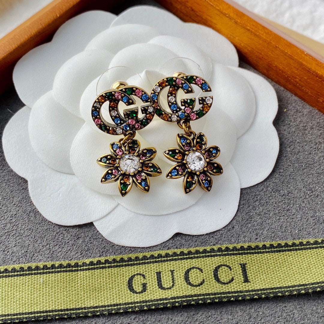 Gucci Double Flower Pendant 18K Gold Earrings product image 9, provided for visual reference and product detail review